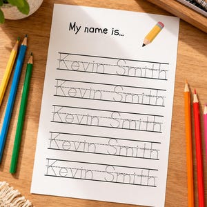 Puede incluir: Una hoja de ejercicios blanca con el texto My name is... y cinco líneas del nombre Kevin Smith escrito en una fuente punteada para calcar. Una pequeña ilustración de un lápiz amarillo se encuentra junto al texto en la hoja de papel.