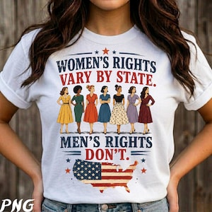 Puede incluir: Una camiseta blanca con el texto "WOMEN'S RIGHTS VARY BY STATE. MEN'S RIGHTS DON'T." sobre una ilustración de siete figuras diversas con vestidos vintage. Debajo de las figuras hay un gráfico de la bandera de EE. UU. con forma de mapa.