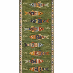 Könnte beinhalten: Ein rechteckiger grüner Teppich mit einem sich wiederholenden Muster aus bunten Fischen. Die Fische haben aufwendige Designs in Rot-, Blau-, Orange- und Gelbtönen. Der Teppich hat einen dekorativen Rand und Fransen.