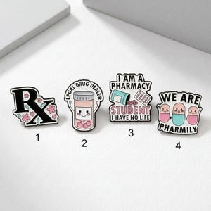 Op de afbeelding: Set van vier emaille pins met apotheek-thema ontwerpen. Inclusief een gestileerd Rx-symbool met bloemen, een pillenfles met de tekst "Legal Drug Dealer", en pins met de zinnen "I am a pharmacy student I have no life" en "We are Pharmily."