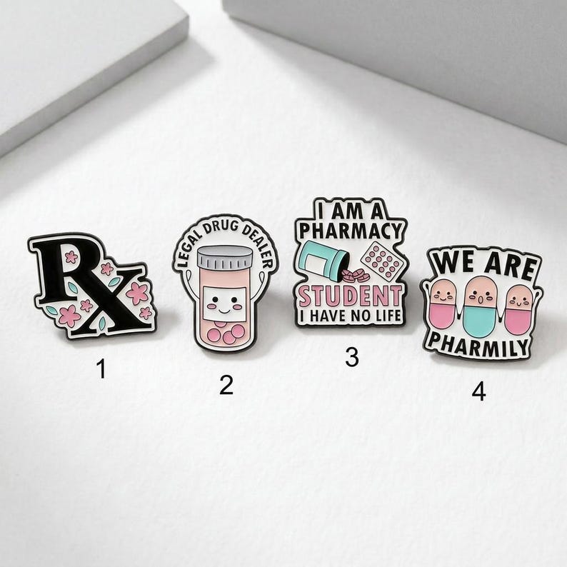Op de afbeelding: Set van vier emaille pins met apotheek-thema ontwerpen. Inclusief een gestileerd Rx-symbool met bloemen, een pillenfles met de tekst "Legal Drug Dealer", en pins met de zinnen "I am a pharmacy student I have no life" en "We are Pharmily."