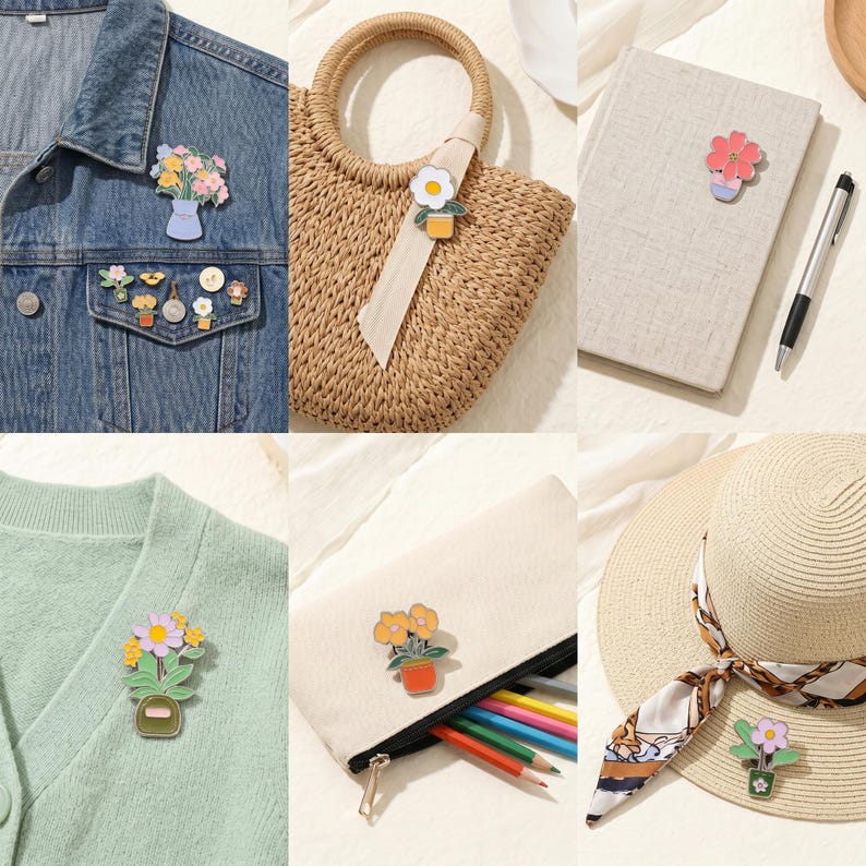 Op de afbeelding: Een verzameling kleurrijke emaille pins met bloementhema. De pins tonen verschillende bloemstukken in potten en vazen, bevestigd aan een spijkerjasje, een strooien tas, een notitieboek, een trui, een etui en een zonnehoed.
