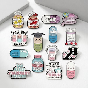Puede incluir: Una colección de coloridos pines de esmalte con diseños temáticos de farmacia. Los pines presentan frascos de pastillas, cápsulas y frases como "I'm taking crazy pills" y "Pharmacy School Survivor". Los pines son de varias formas y colores.