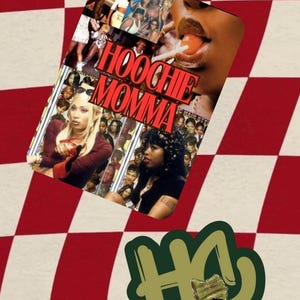 Könnte beinhalten: Ein rechteckiger Fotocollage-Druck mit verschiedenen Bildern von Personen, auf dem der rote Schriftzug HOOCHIE MOMMA deutlich zu sehen ist. Darunter befindet sich ein grünes Logo mit den Buchstaben HM, dem Text HOOCHIE CREATIONS und einer kleinen Abbildung.