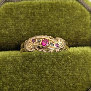 Bague cinq pierres de l'époque édouardienne en or 18 carats, rubis et diamants, taille N (6 3/4 US)