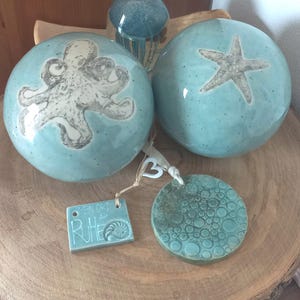 meerblaues Keramik-Set mit Oktopus/Krake, Seestern, Muscheln und vielen Blubberblasen, handgefertigt, frostsicher und sehr stabil!