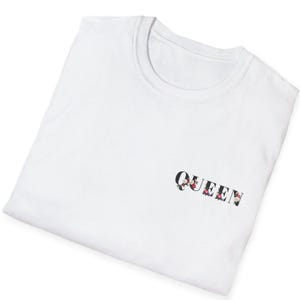 Puede incluir: Una taza de cerámica blanca con asa negra y el texto "But First, Coffee" en negro, con una fuente de estilo manuscrito. La taza está sobre una superficie blanca.