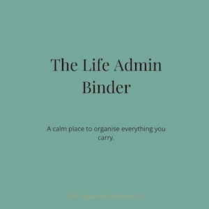 Könnte beinhalten: Text auf türkisblauem Hintergrund: "The Life Admin Binder." Darunter steht: "A calm place to organise everything you carry." Unten steht der Text "The Organised Woman Co."