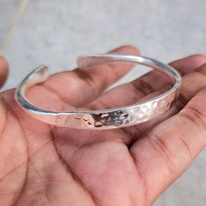 Gehamerde sterlingzilveren open armband, minimalistische manchetarmband, verstelbare handgemaakte sieraden