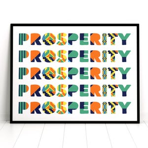 Può includere: Una stampa artistica da parete rettangolare incorniciata che presenta la parola PROSPERITY ripetuta in cinque righe orizzontali. Ogni lettera è stilizzata con un mix di colori solidi, tra cui blu scuro, arancione e verde, insieme a motivi geometrici in giallo e blu.
