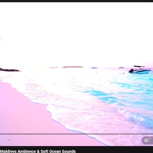 Puede incluir: Una escena de playa serena con un cielo rosa y azul, arena blanca y agua turquesa. Las palmeras bordean la orilla. Un barco flota en la distancia. El t&iacute;tulo del v&iacute;deo es "Beach View: 12 Hours of Maldives Ambience & Soft Ocean Sounds."