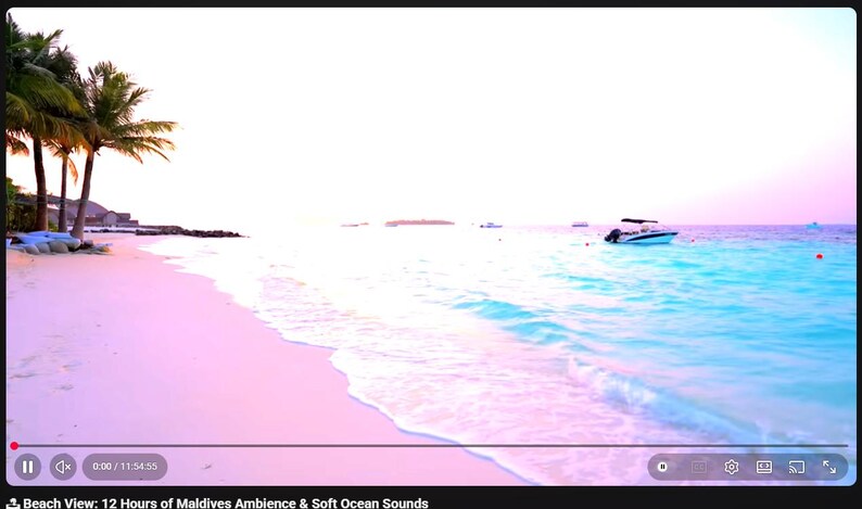 Puede incluir: Una escena de playa serena con un cielo rosa y azul, arena blanca y agua turquesa. Las palmeras bordean la orilla. Un barco flota en la distancia. El t&iacute;tulo del v&iacute;deo es "Beach View: 12 Hours of Maldives Ambience & Soft Ocean Sounds."