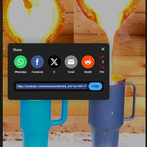 Puede incluir: Primer plano de metal fundido verti&eacute;ndose en un vaso Yeti azul. El texto "1x speed" es visible en la parte superior. Tambi&eacute;n son visibles las opciones para compartir el v&iacute;deo.