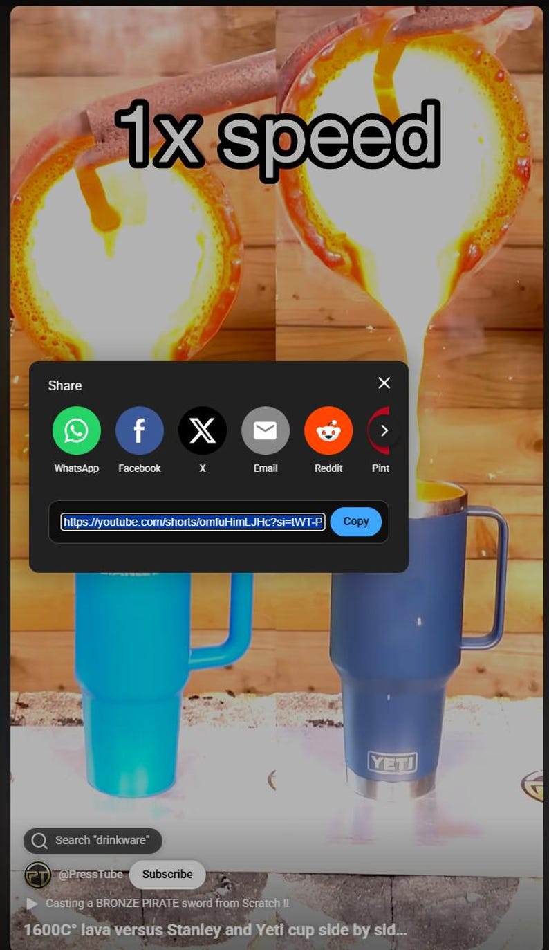 Puede incluir: Primer plano de metal fundido verti&eacute;ndose en un vaso Yeti azul. El texto "1x speed" es visible en la parte superior. Tambi&eacute;n son visibles las opciones para compartir el v&iacute;deo.