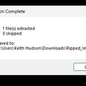 Puede incluir: Una ventana blanca con el texto "Extraction Complete" en la parte superior. Muestra un icono de informaci&oacute;n azul, una marca de verificaci&oacute;n y el texto "1 archivo(s) extra&iacute;do". Tambi&eacute;n se ve el texto "0 omitidos". La ventana tambi&eacute;n muestra la ubicaci&oacute;n guardada y un bot&oacute;n "OK".
