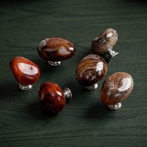 Pomelli per mobili in agata naturale, maniglie per cassetti in pietra preziosa marrone, maniglie per comò in pietra, ferramenta per mobili da cucina color argento, decorazioni.