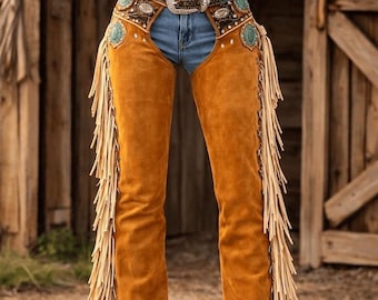 Pantalones vaqueros de ante color canela con flecos y conchos turquesa, leggings de estilo vaquero.