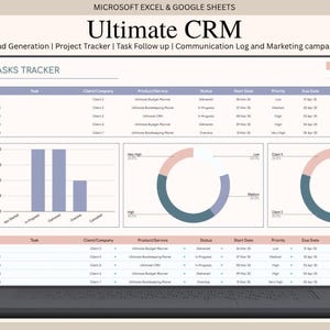 Puede incluir: Un ordenador portátil que muestra una hoja de cálculo titulada "Ultimate CRM" con visualizaciones de datos y tablas. La pantalla muestra gráficos y un rastreador de tareas con columnas para tareas, clientes, producto/servicio, estado, fecha de inicio, prioridad y fecha de vencimiento. El texto incluye "Lead Generation" y "Project Tracker".