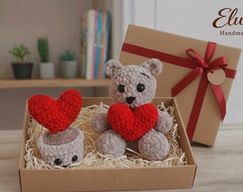 Handgemachter gehäkelter Teddybär mit Herz - Amigurumi Plüschtier Geschenk - Valentinstag Geschenk - Kinderzimmer Dekor