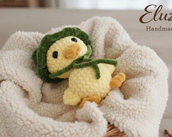 Gehäkelte Ente aus Plüsch - handgefertigte Samt-Amigurumi mit Frosch Haube