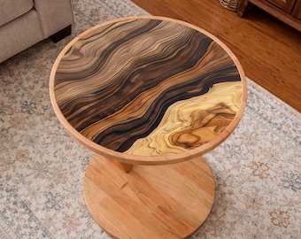 Tavolino laterale con motivo in legno naturale, tavolo rotondo con piano in vetro, arredamento minimalista scandinavo, soggiorno moderno