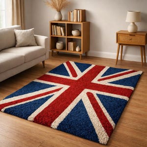 Puede incluir: Una alfombra rectangular con el diseño de la bandera británica. La alfombra tiene un fondo azul, una cruz roja y rayas diagonales blancas. La alfombra está colocada sobre un suelo de madera en un salón.