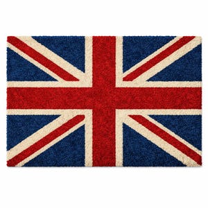 Puede incluir: Una alfombra rectangular que muestra la Union Jack, la bandera del Reino Unido. La alfombra tiene un fondo azul con una cruz roja y rayas diagonales, y detalles en crema. La alfombra est&aacute; hecha de un material texturizado.