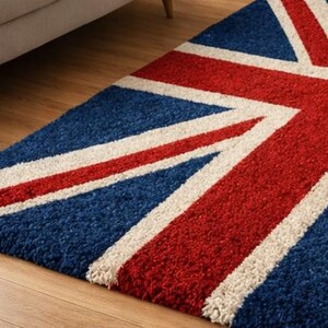 Puede incluir: Una alfombra rectangular con el dise&ntilde;o de la bandera brit&aacute;nica, la Union Jack. La alfombra tiene un fondo azul con rayas rojas y blancas. La alfombra est&aacute; hecha de un material suave y texturizado.