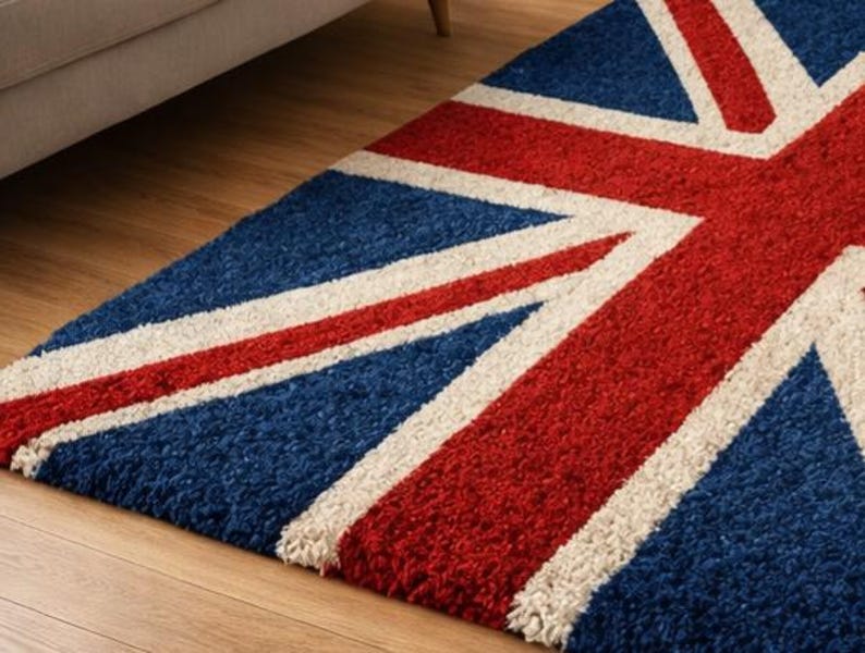 Puede incluir: Una alfombra rectangular con el dise&ntilde;o de la bandera brit&aacute;nica, la Union Jack. La alfombra tiene un fondo azul con rayas rojas y blancas. La alfombra est&aacute; hecha de un material suave y texturizado.