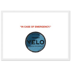Puede incluir: Impresión enmarcada en blanco con el texto "IN CASE OF EMERGENCY." encima de un recipiente circular azul. El recipiente tiene el nombre de la marca "VELO" en letras negras grandes, con "FREEZING PEPPERMINT" debajo.