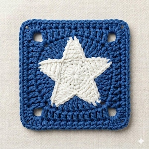 Könnte beinhalten: Ein quadratisches, gehäkeltes Element mit einem weißen Stern auf blauem Hintergrund. Der Stern ist zentriert und aus kontrastierendem weißem Garn gefertigt. Der blaue Hintergrund hat ein strukturiertes Aussehen. In den Ecken befinden sich kleine Löcher.