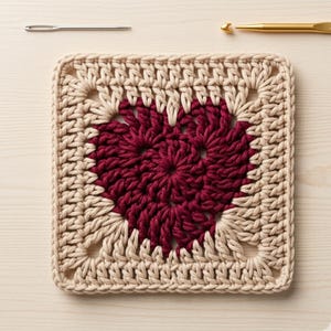 Könnte beinhalten: Eine weiße Keramik-Tasse mit schwarzem Henkel und dem Text "But First, Coffee" in schwarzer, handschriftlicher Schrift. Die Tasse steht auf einer weißen Oberfläche.