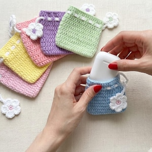 Puede incluir: Un juego de tres cuencos apilables de cerámica en tonos azules, verdes y blancos. Los cuencos presentan un esmalte moteado y un diseño sencillo. El cuenco más grande tiene aproximadamente 15 cm de diámetro.