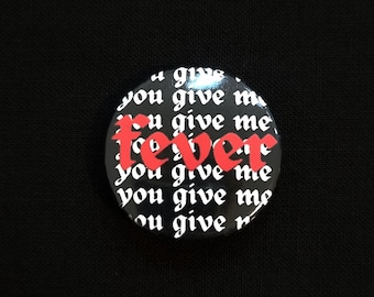 Insignia con eslogan Fever - Pin de fantasía gótica (32 mm)
