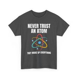 Nunca confíes en un átomo, lo componen todo. Camiseta de ciencia, camiseta de química, camiseta de científico, camiseta de collage, regalo para profesor de ciencias. imagen 11