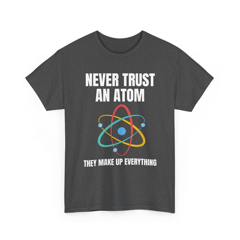 Nunca confíes en un átomo, lo componen todo. Camiseta de ciencia, camiseta de química, camiseta de científico, camiseta de collage, regalo para profesor de ciencias. imagen 11