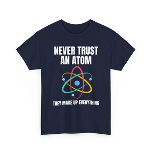 Nunca confíes en un átomo, lo componen todo. Camiseta de ciencia, camiseta de química, camiseta de científico, camiseta de collage, regalo para profesor de ciencias. imagen 2