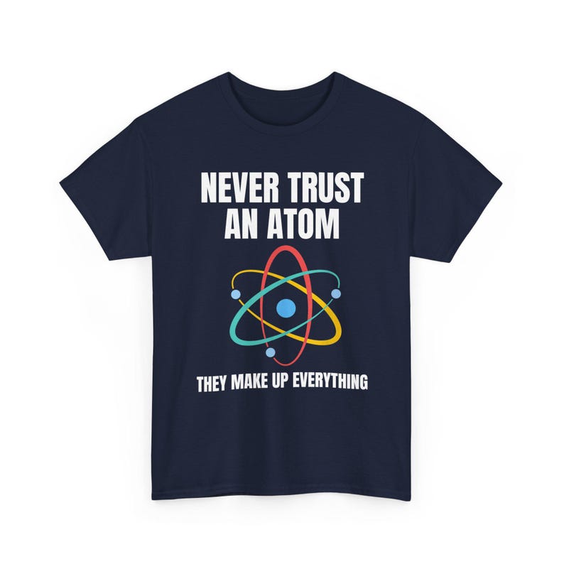 Nunca confíes en un átomo, lo componen todo. Camiseta de ciencia, camiseta de química, camiseta de científico, camiseta de collage, regalo para profesor de ciencias. imagen 2