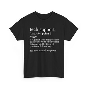 Op de afbeelding: Een zwart t-shirt met korte mouwen en witte tekst die tech support definieert als een zelfstandig naamwoord, met een omschrijving van iemand die nauwkeurig gokwerk verricht op basis van onbetrouwbare data, met see also: wizard, magician.