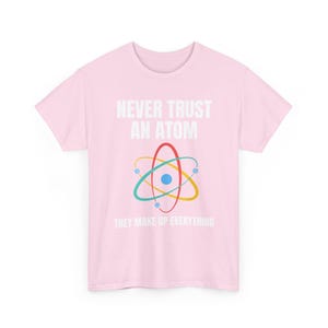 Nunca confíes en un átomo, lo componen todo. Camiseta de ciencia, camiseta de química, camiseta de científico, camiseta de collage, regalo para profesor de ciencias. imagen 12