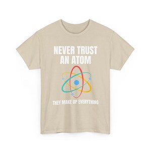 Nunca confíes en un átomo, lo componen todo. Camiseta de ciencia, camiseta de química, camiseta de científico, camiseta de collage, regalo para profesor de ciencias. imagen 6