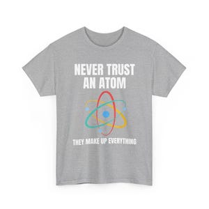 Nunca confíes en un átomo, lo componen todo. Camiseta de ciencia, camiseta de química, camiseta de científico, camiseta de collage, regalo para profesor de ciencias. imagen 7