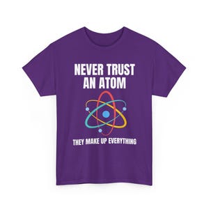 Nunca confíes en un átomo, lo componen todo. Camiseta de ciencia, camiseta de química, camiseta de científico, camiseta de collage, regalo para profesor de ciencias. imagen 4