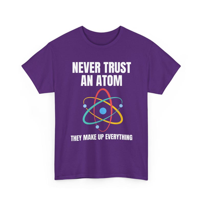 Nunca confíes en un átomo, lo componen todo. Camiseta de ciencia, camiseta de química, camiseta de científico, camiseta de collage, regalo para profesor de ciencias. imagen 4