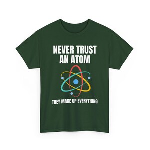 Nunca confíes en un átomo, lo componen todo. Camiseta de ciencia, camiseta de química, camiseta de científico, camiseta de collage, regalo para profesor de ciencias. imagen 10