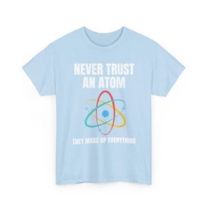 Nunca confíes en un átomo, lo componen todo. Camiseta de ciencia, camiseta de química, camiseta de científico, camiseta de collage, regalo para profesor de ciencias. imagen 14