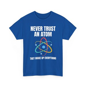 Nunca confíes en un átomo, lo componen todo. Camiseta de ciencia, camiseta de química, camiseta de científico, camiseta de collage, regalo para profesor de ciencias. imagen 3