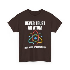 Nunca confíes en un átomo, lo componen todo. Camiseta de ciencia, camiseta de química, camiseta de científico, camiseta de collage, regalo para profesor de ciencias. imagen 9