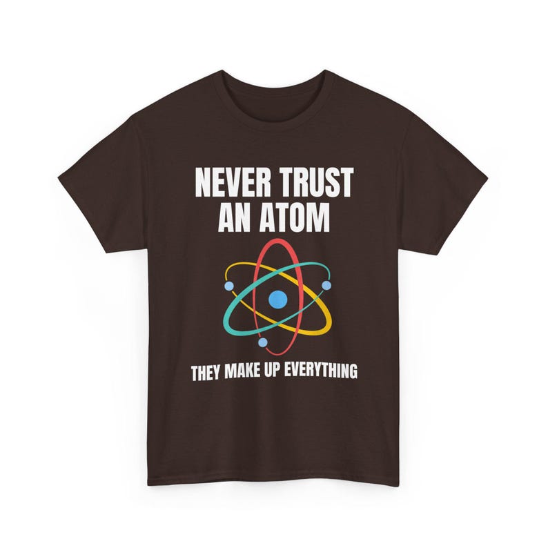 Nunca confíes en un átomo, lo componen todo. Camiseta de ciencia, camiseta de química, camiseta de científico, camiseta de collage, regalo para profesor de ciencias. imagen 9
