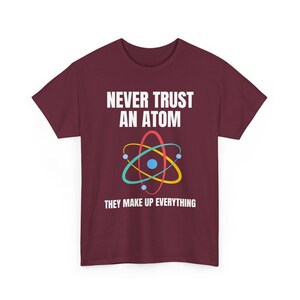 Nunca confíes en un átomo, lo componen todo. Camiseta de ciencia, camiseta de química, camiseta de científico, camiseta de collage, regalo para profesor de ciencias. imagen 8